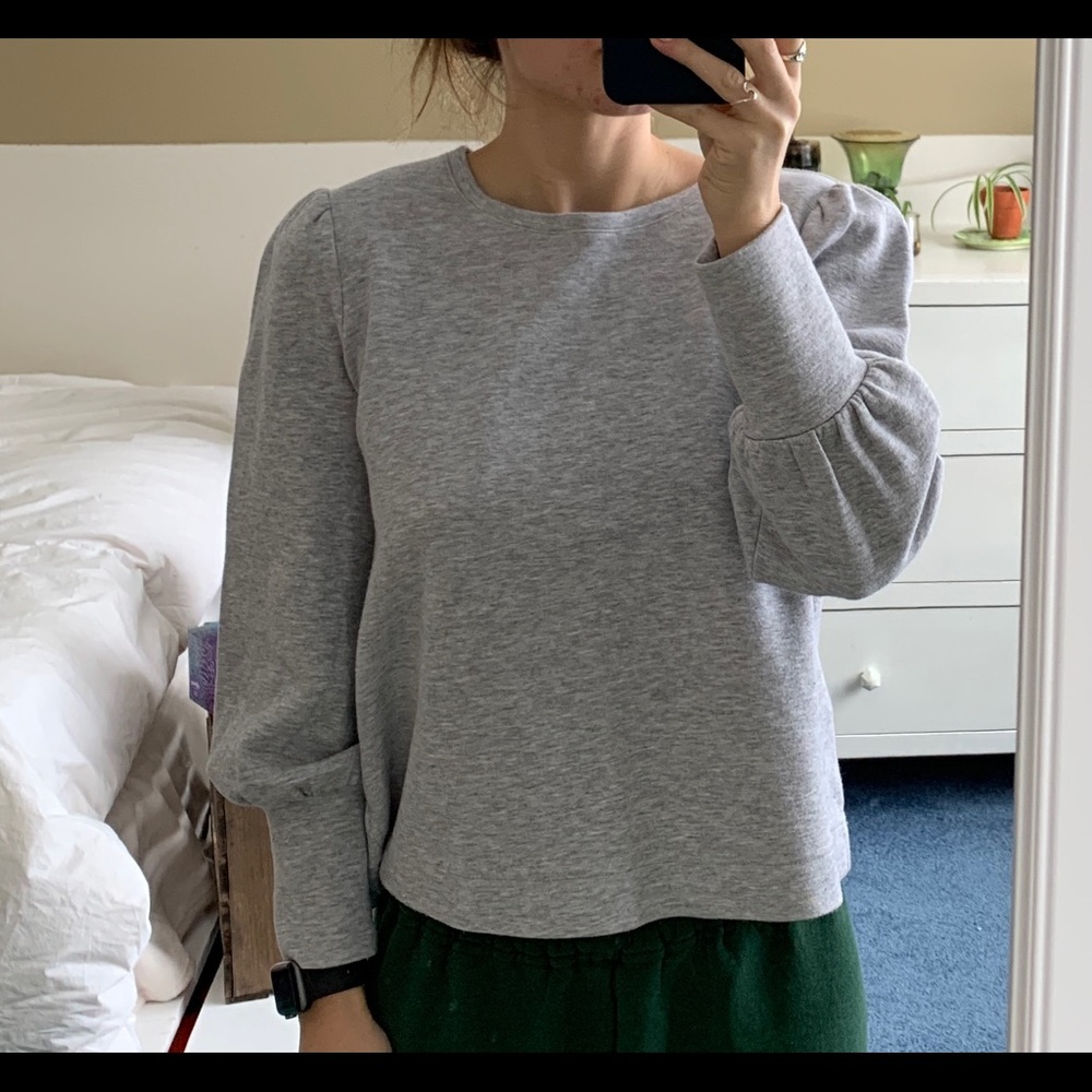 Cute light grey crew neck with a bit of spi
